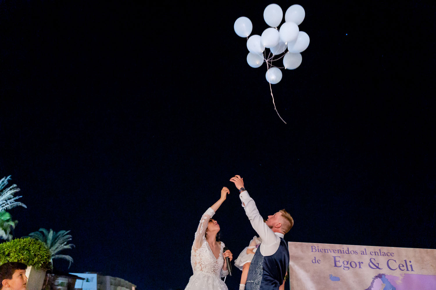 Novios lanzan globos de boda en Hotel Guadalmina San Pedro