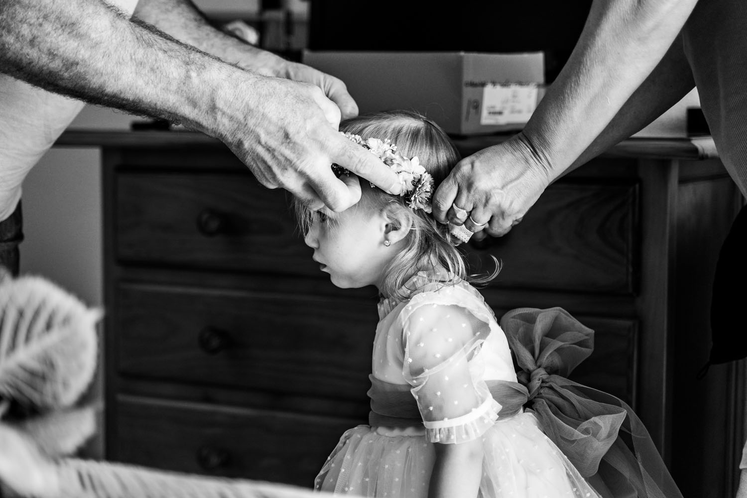 Ponen su vestido de boda a la hija de los novios