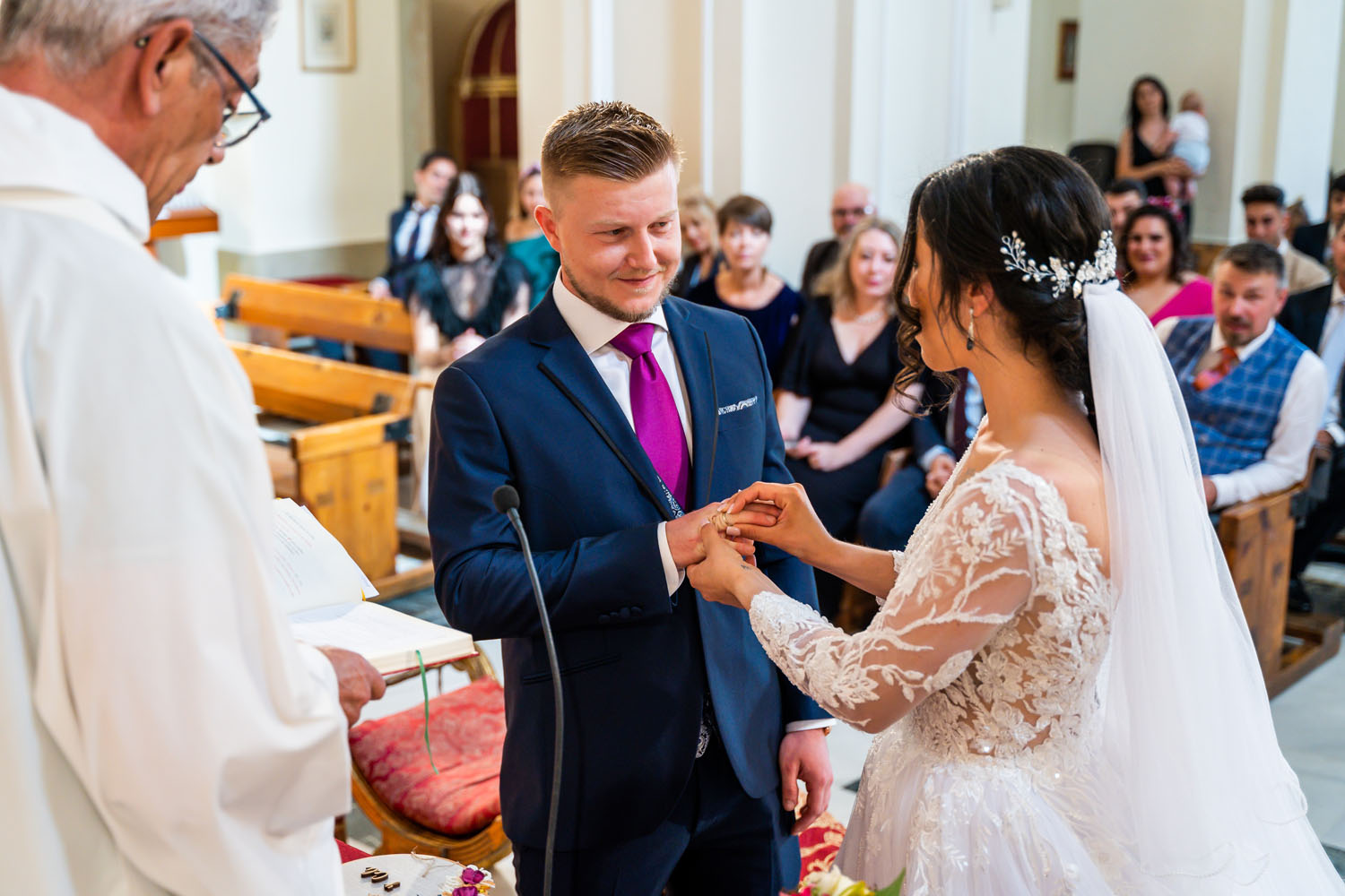 Intercambio de anillos en una boda religiosa en Iglesia de los Remedios, Estepona