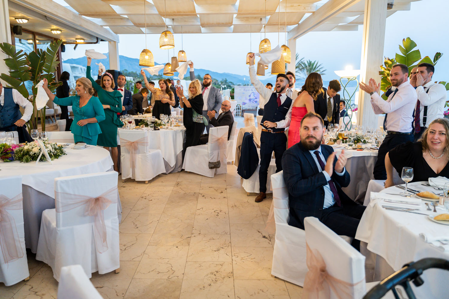 Invitados reciben a los novios al convite en Hotel Guadalmina