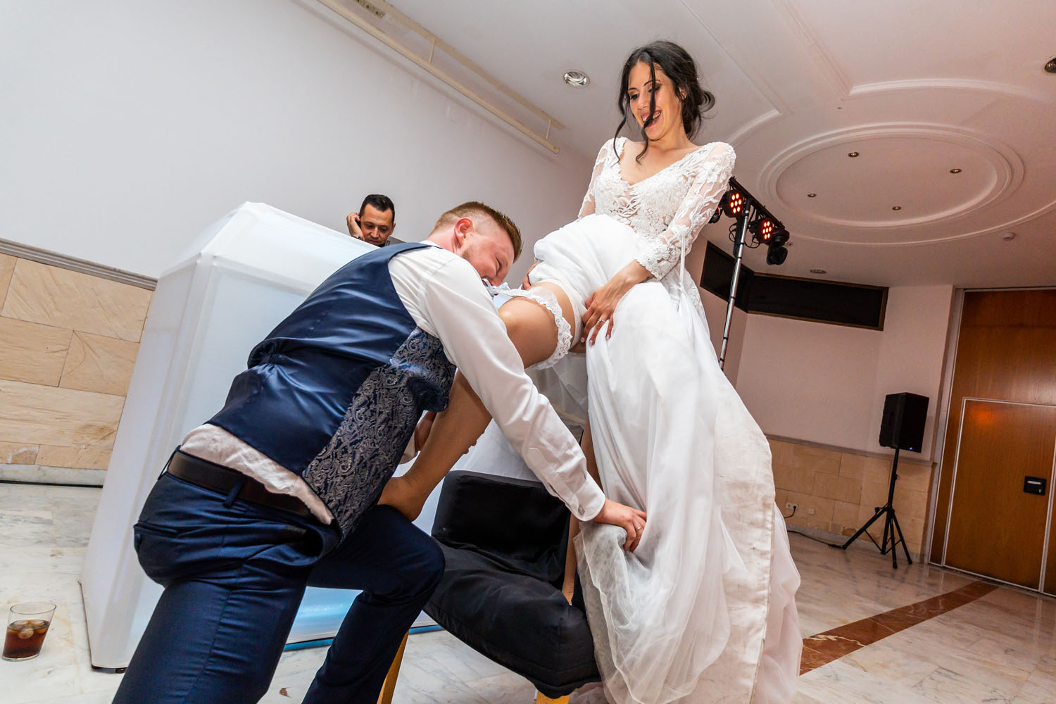 Novio arrebata liga de boda durante la barra libre de su boda