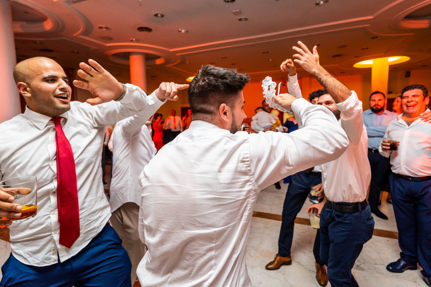 Celebración de invitado por haber cogido liga de boda en Hotel Guadalmina
