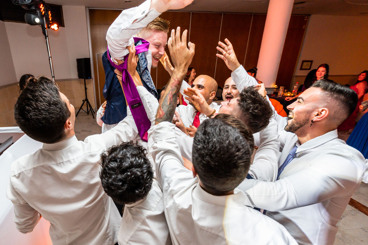 invitados acuden como zombis a obtener la liga de boda