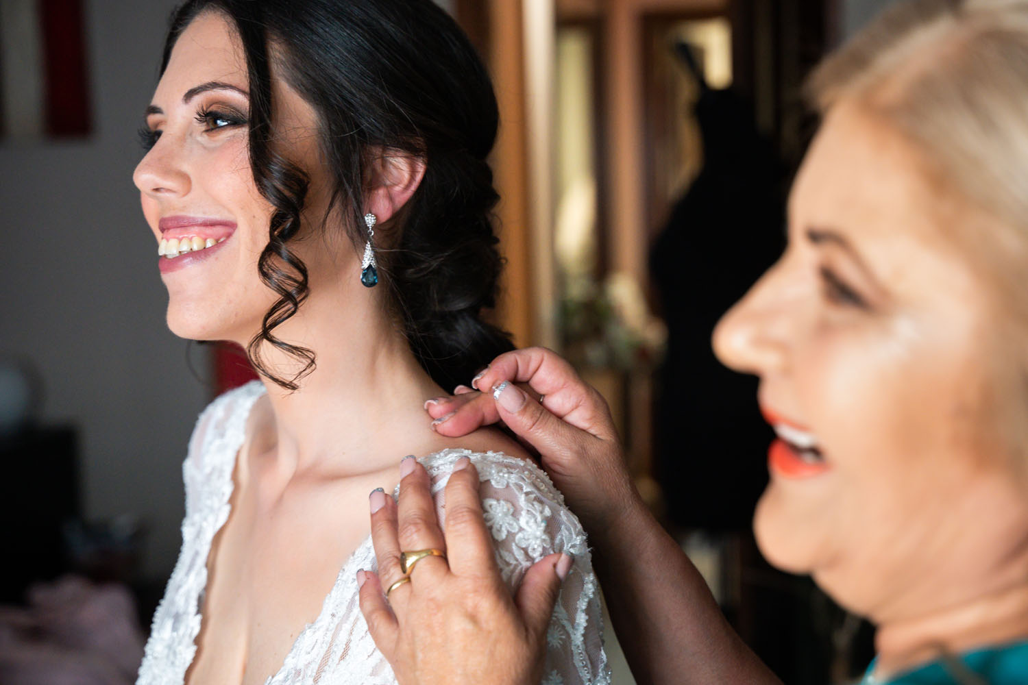 Madre le pone los pendientes de boda a la novia