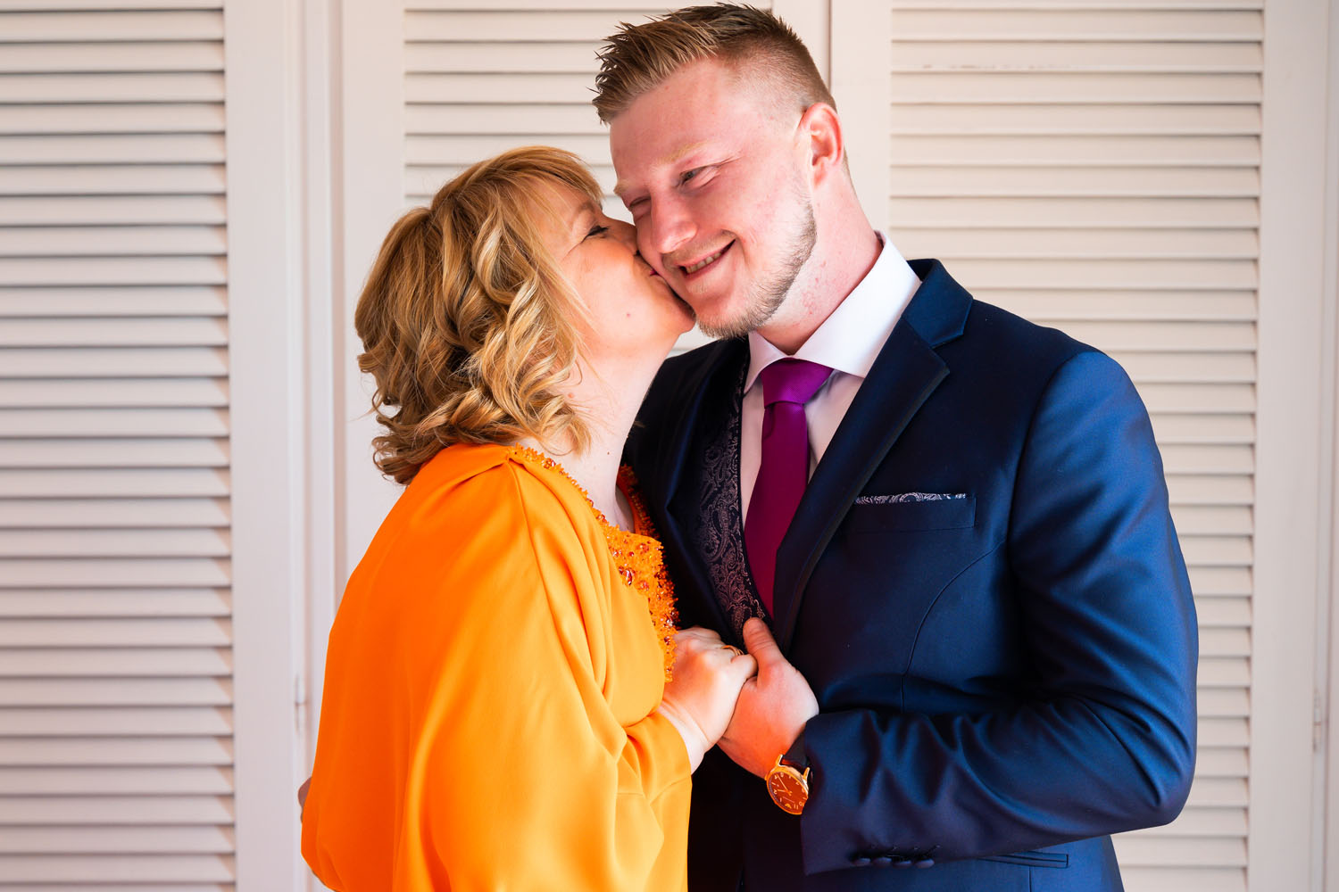 Madrina le da beso a novio en una boda en la provincia de Málaga