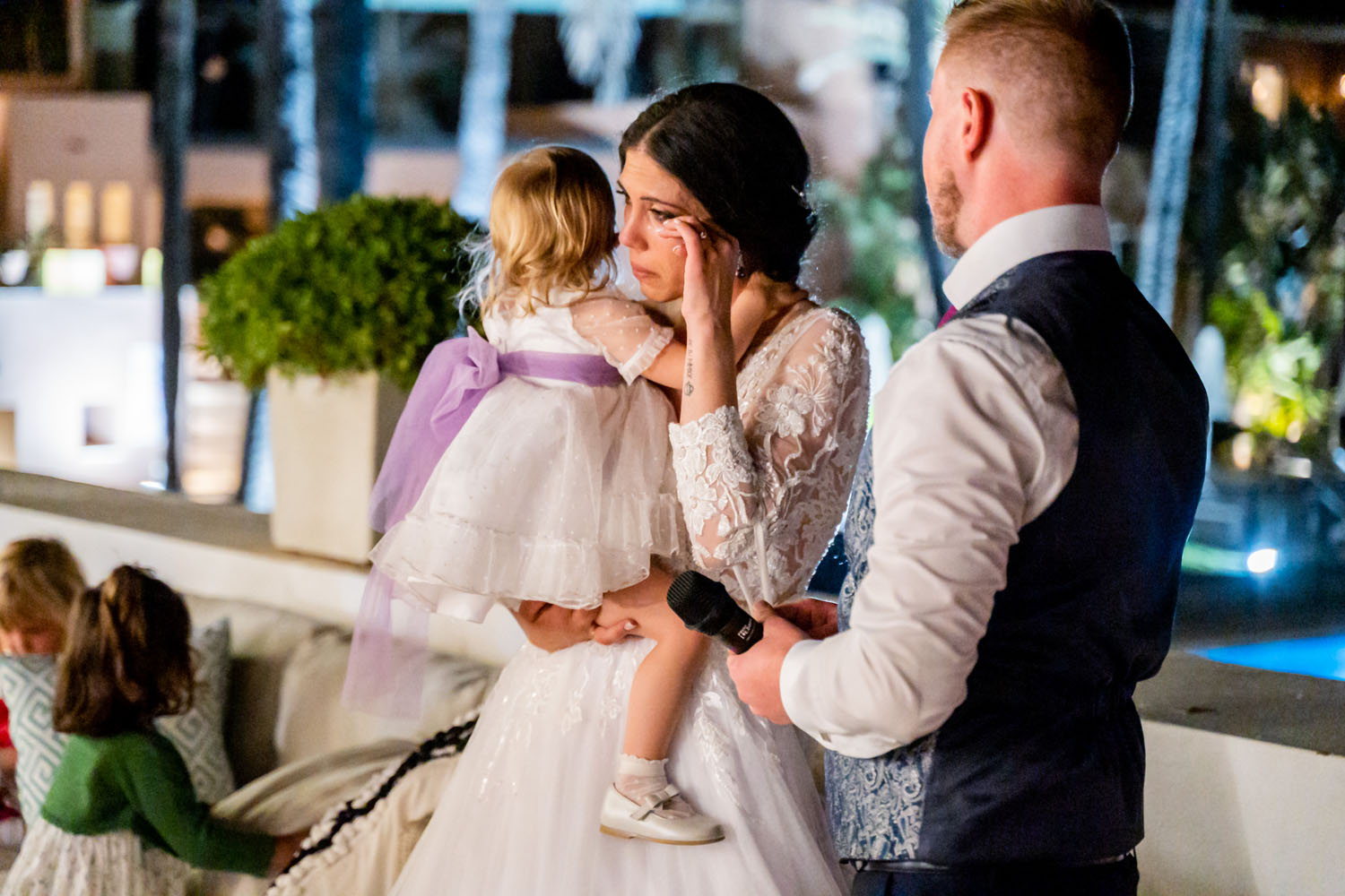 Momento emotivo de la novia en su boda en Hotel Guadalmina