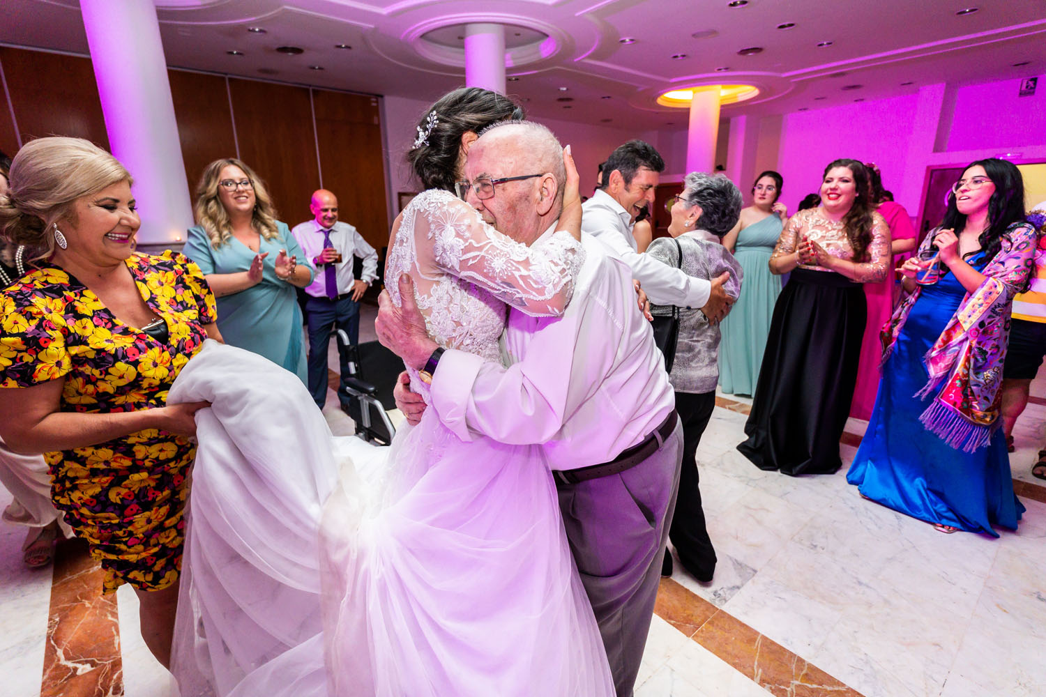 Novia da abrazo a su abuelo en su boda en Hotel Guadalmina