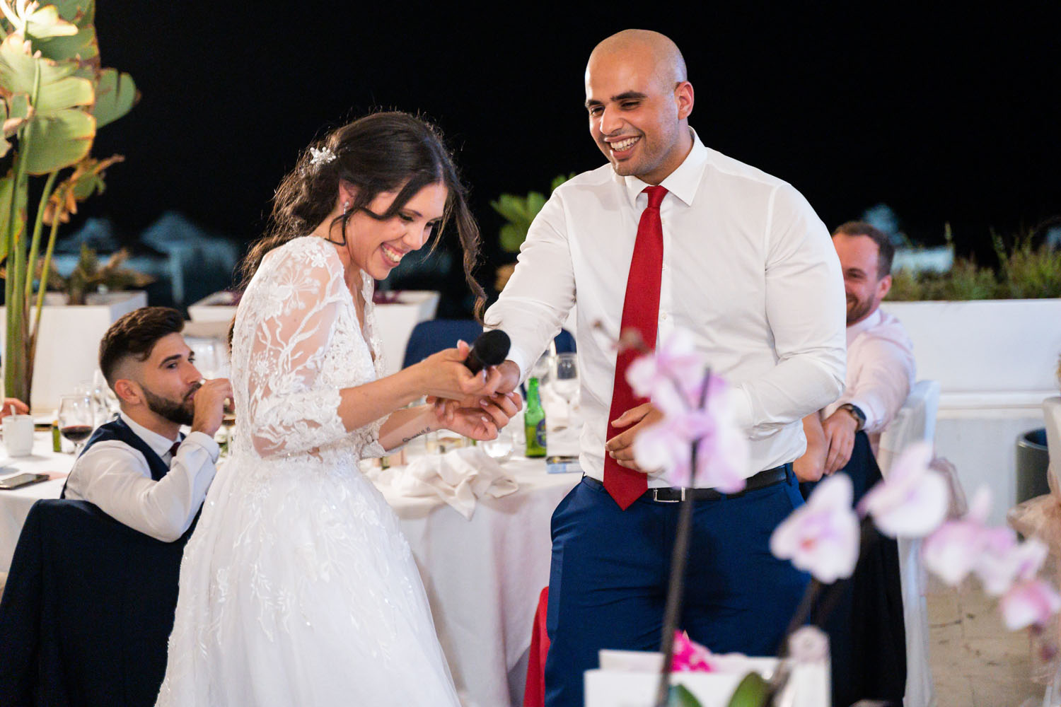 Novia escucha discurso de su amigo en su boda