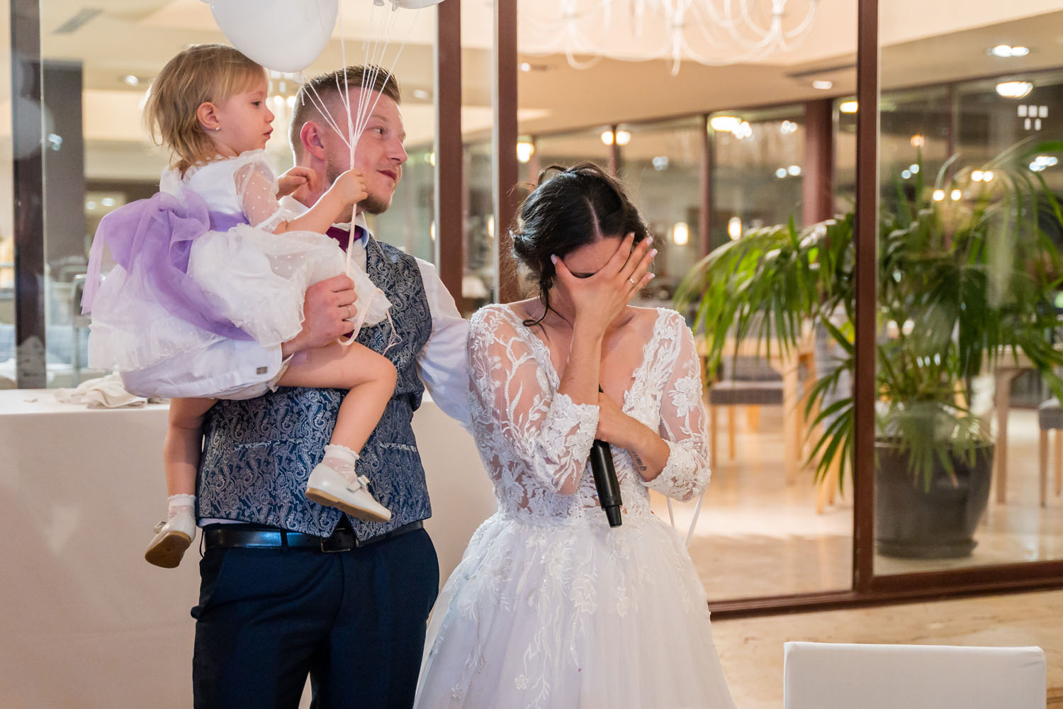Novia emocionada en su boda en Hotel Guadalmina