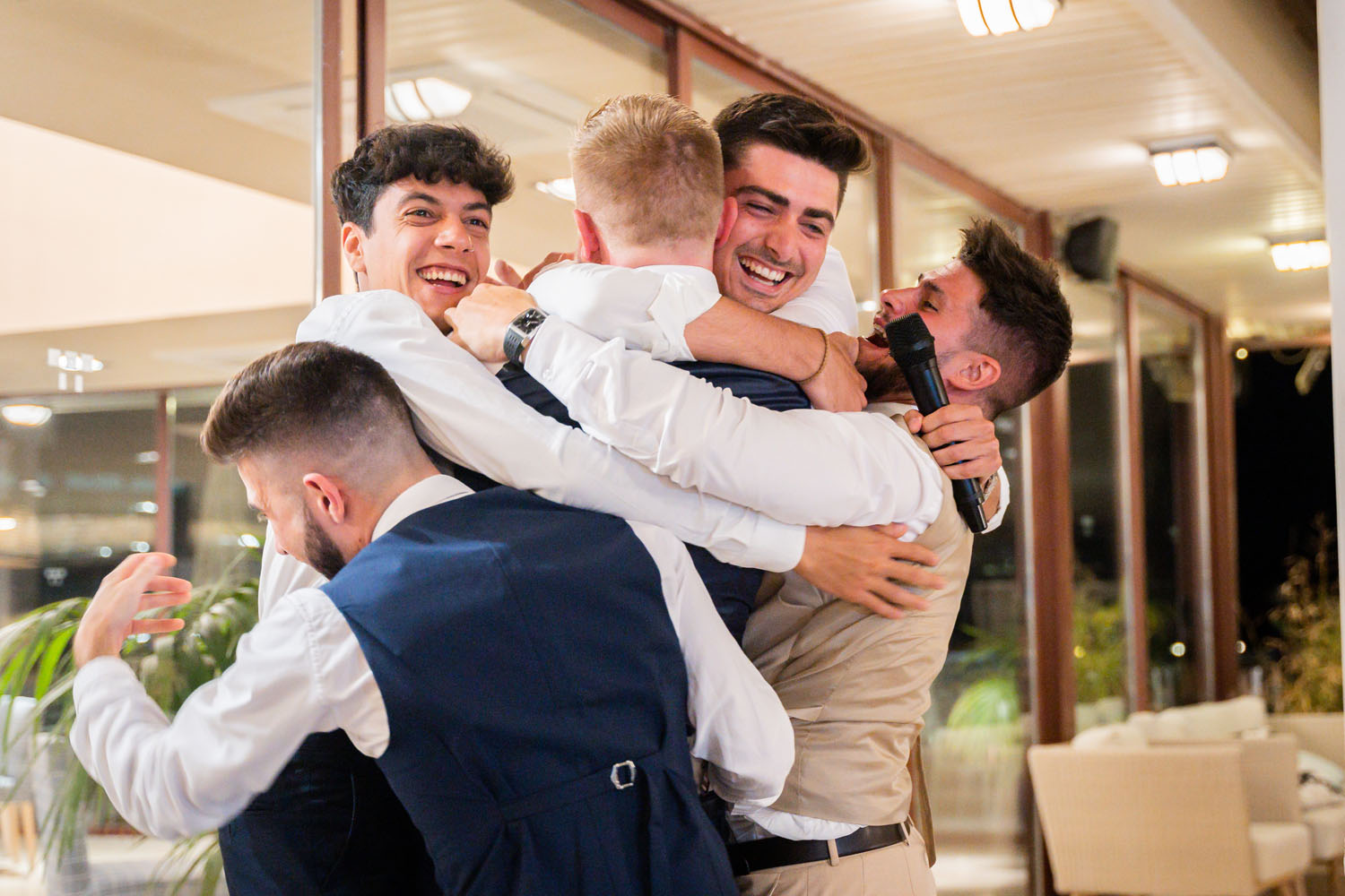 Amigos abrazan al novio en su boda en Hotel Guadalmina, Marbella
