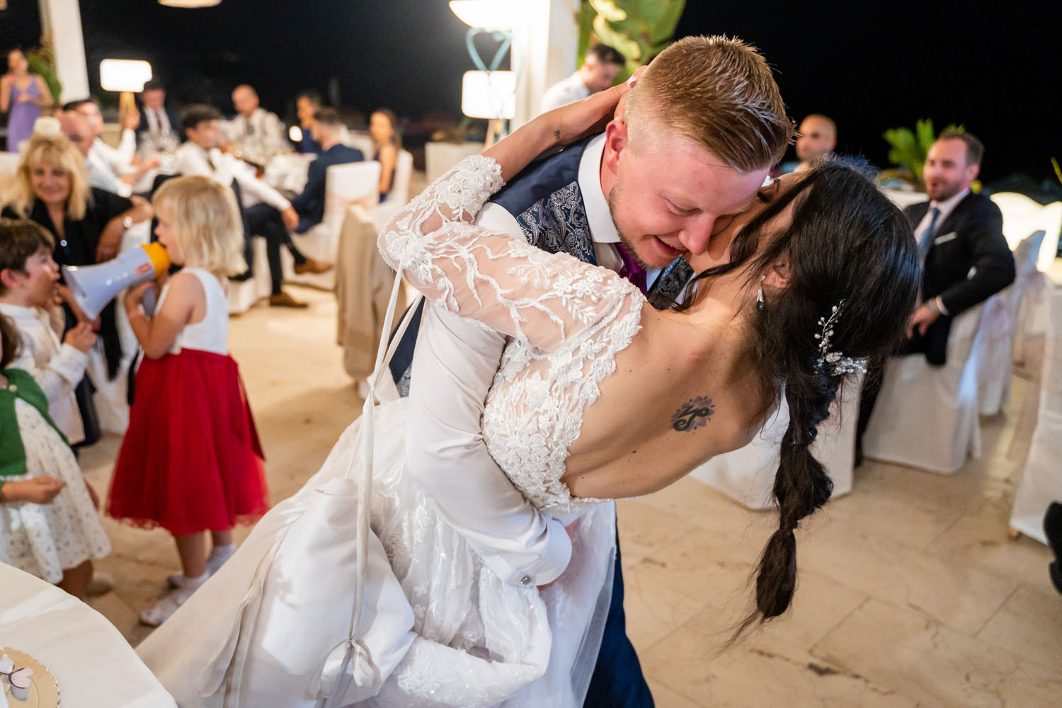 Novios abrazados durante la celebración de su boda