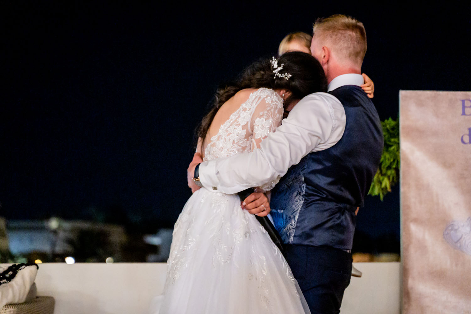 Novios abrazados con su hija en su boda en Hotel Guadalmina