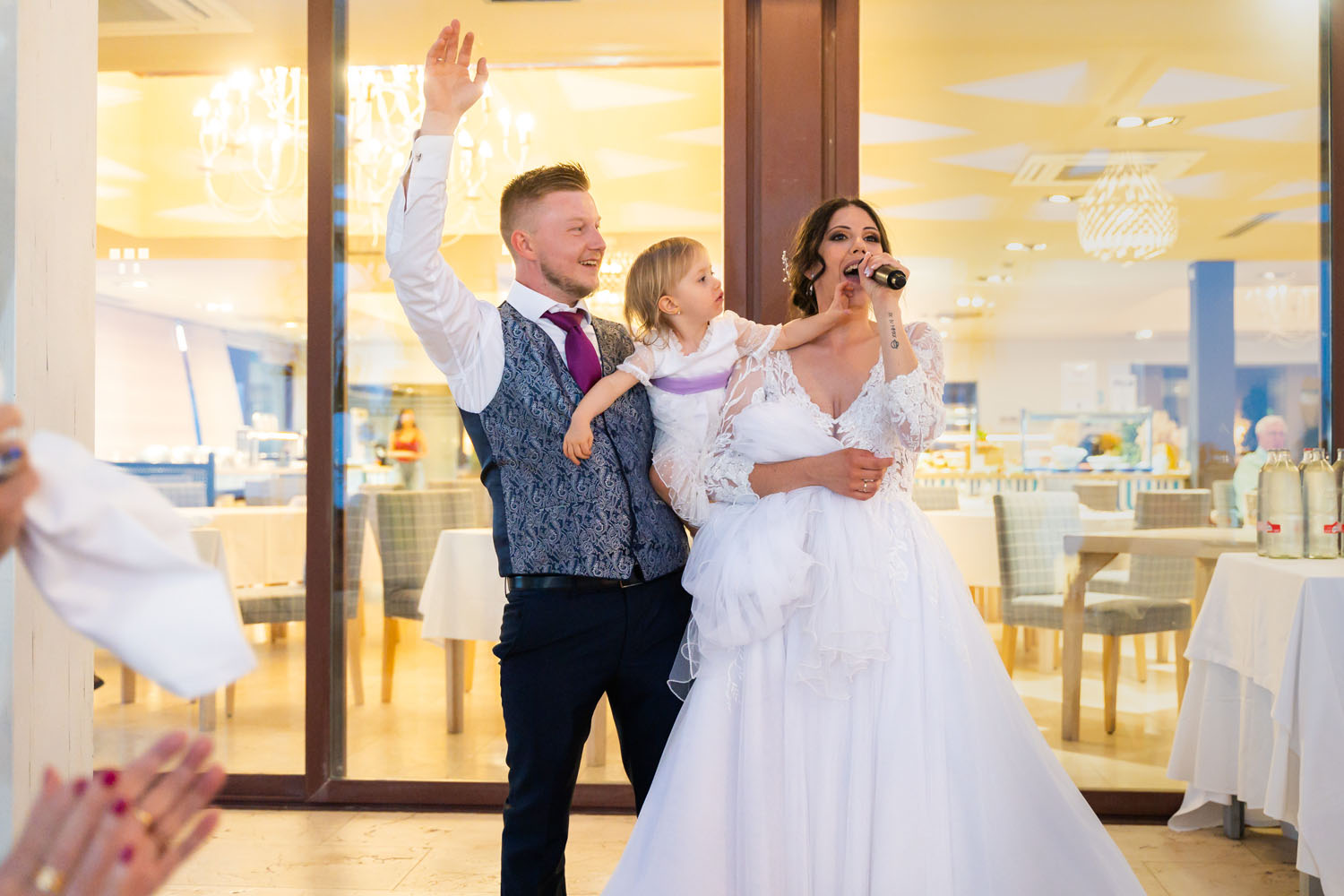 Novios hablan por micrófono con su hija en boda en Hotel Guadalmina
