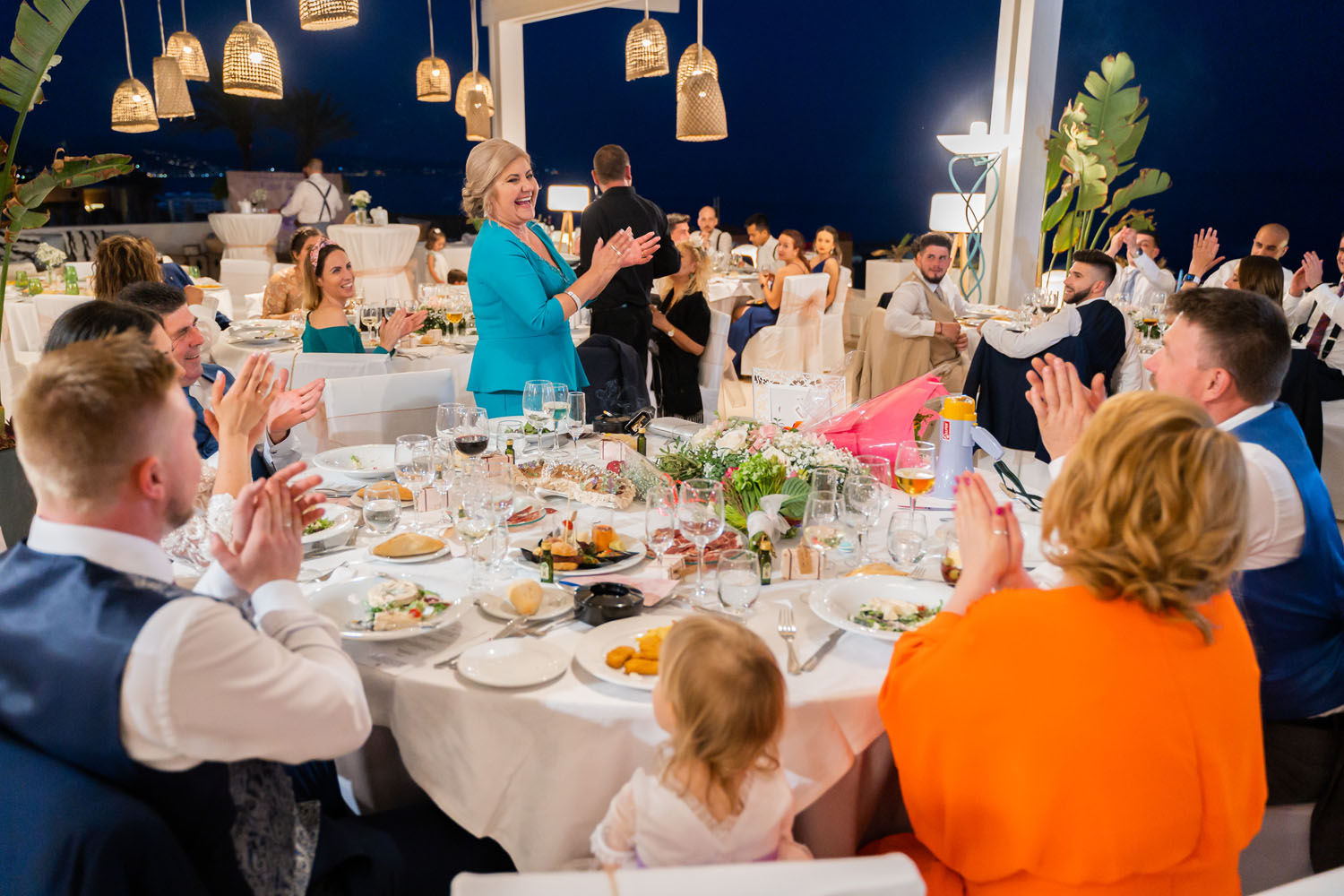 Padres de los novios dan discurso durante celebración de su boda en San Pedro