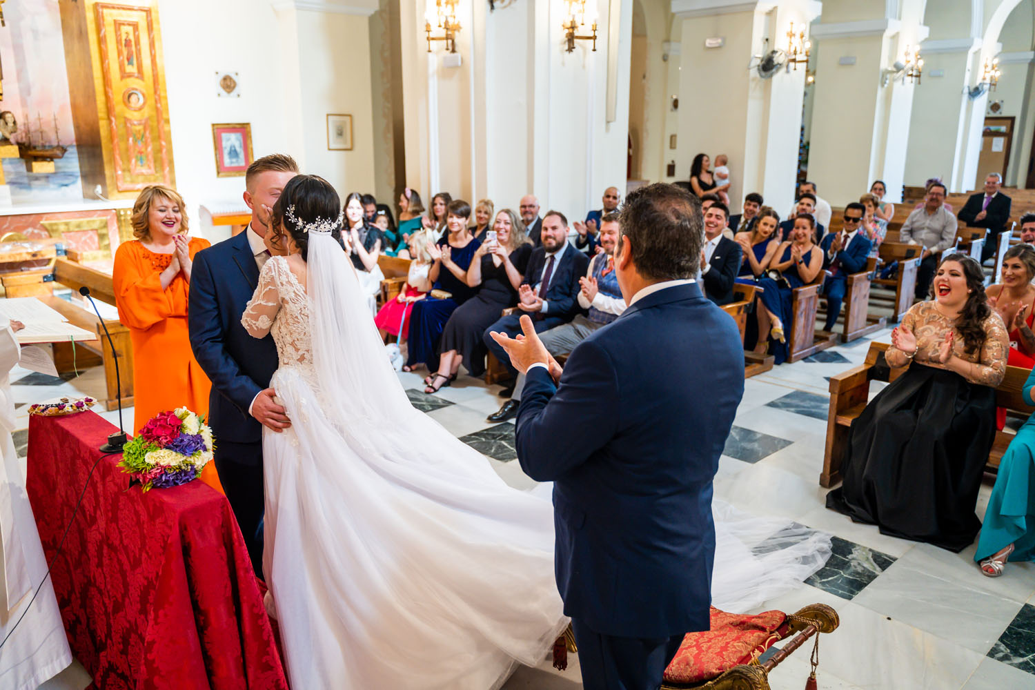 Primer beso de los novios en una boda en Málaga
