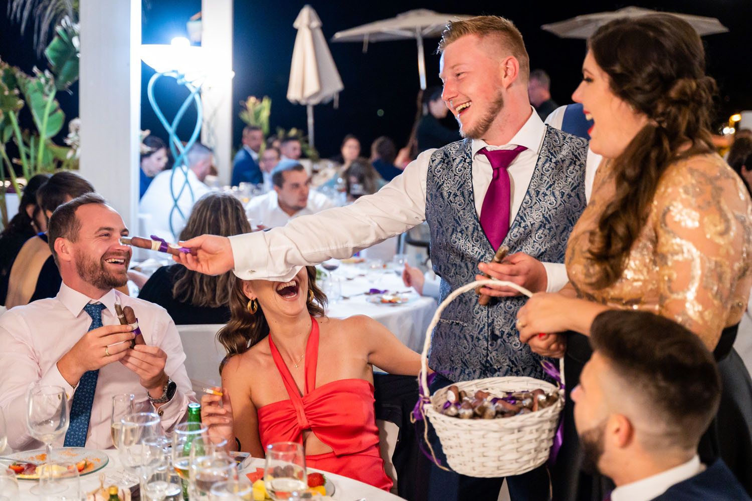 Novio da puros a los invitados como regalo de boda