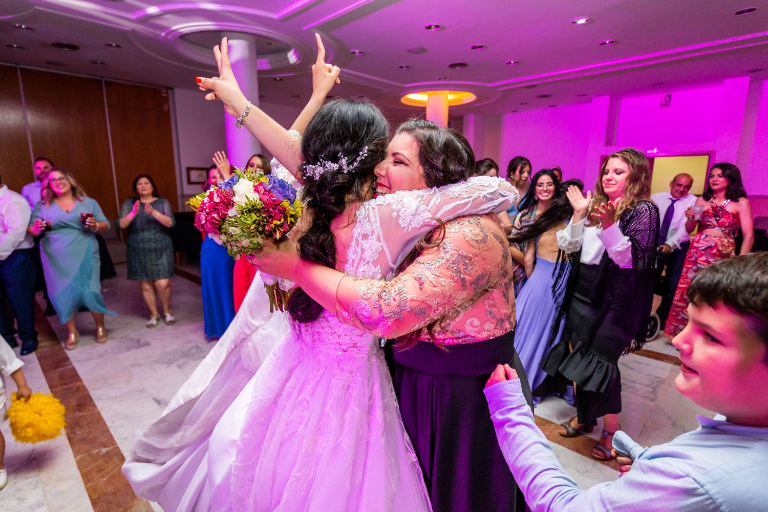 Entrega de ramo de boda durante la celebración de una boda en San Pedro