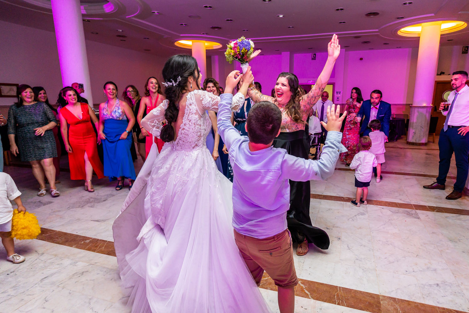Entrega del ramo de boda a la hermana de la novia en Hotel Guadalmina