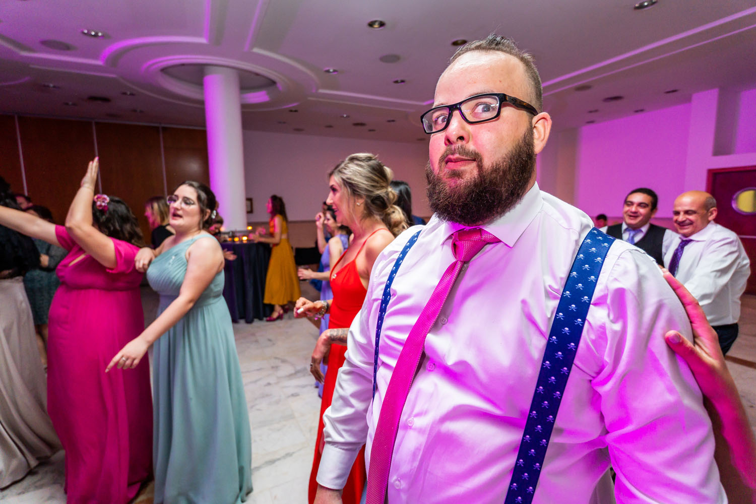 Reacción del novio de la chica que ha cogido el ramo de boda