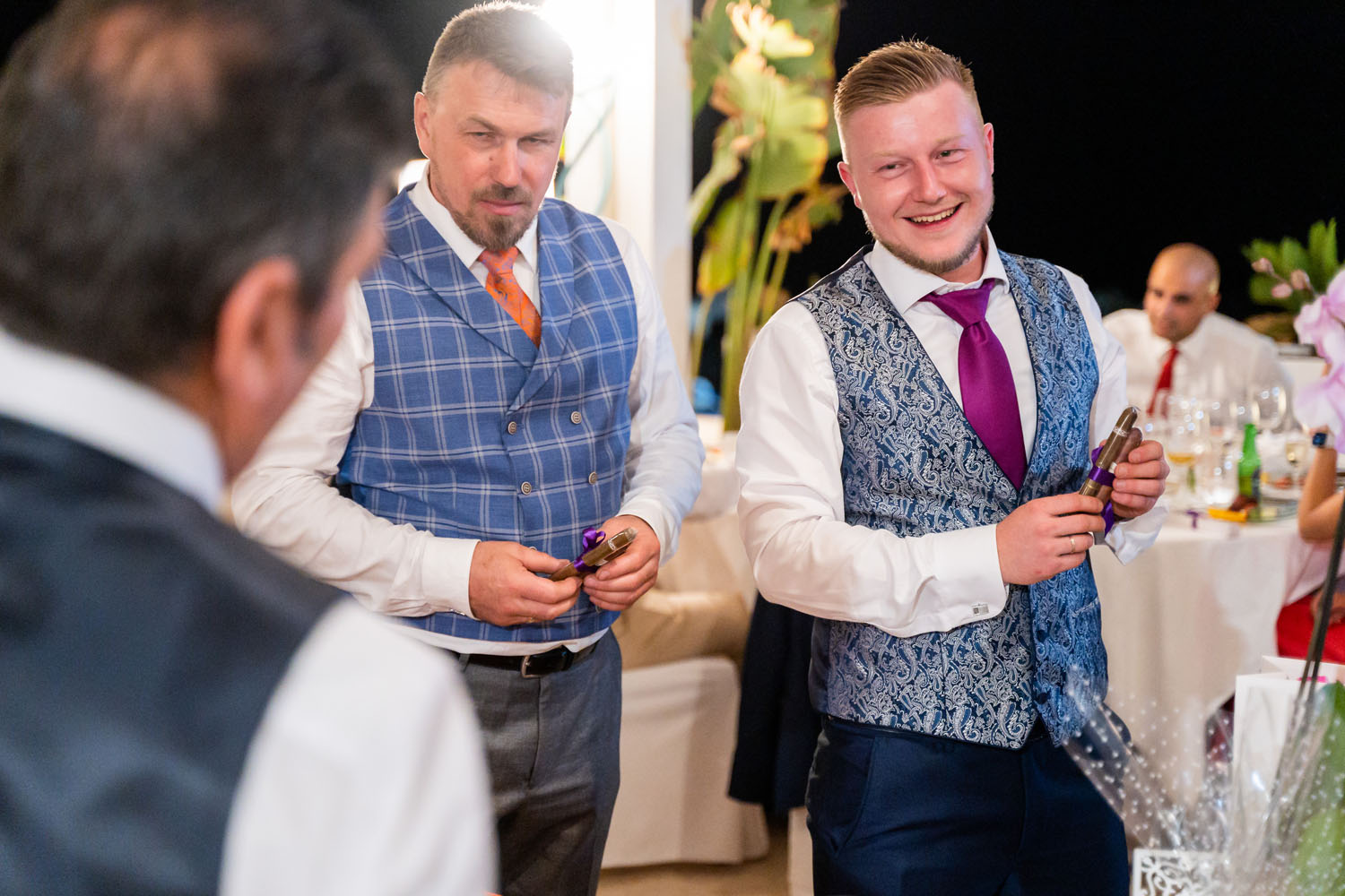 Novio regala puros de chocolate en su boda