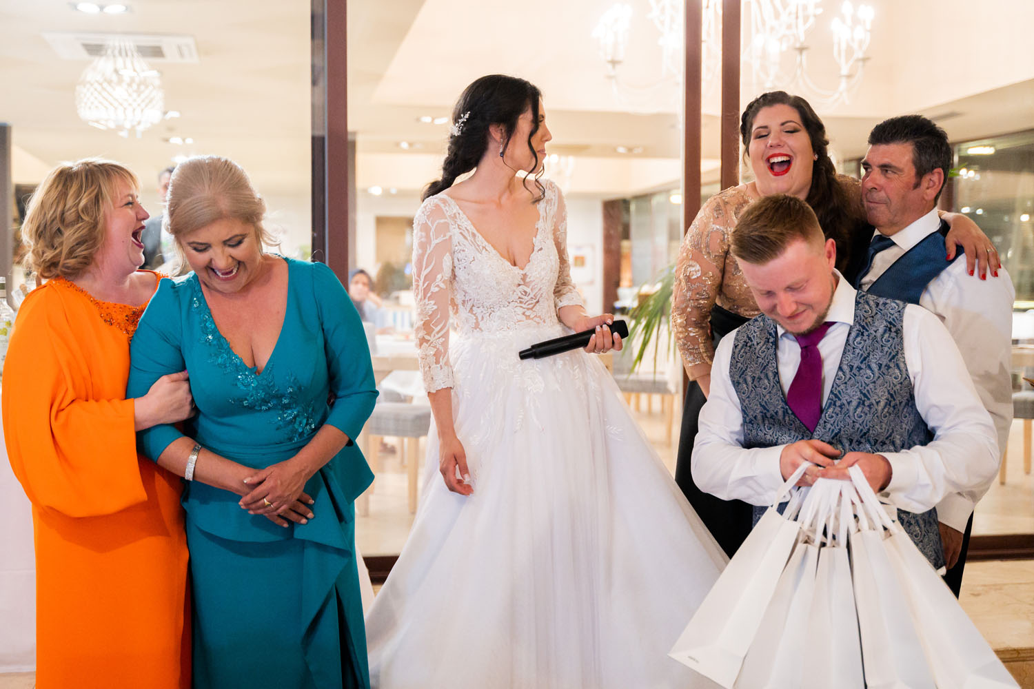 Regalos sorpresa para los padres y testigos en una boda en Hotel Guadalmina