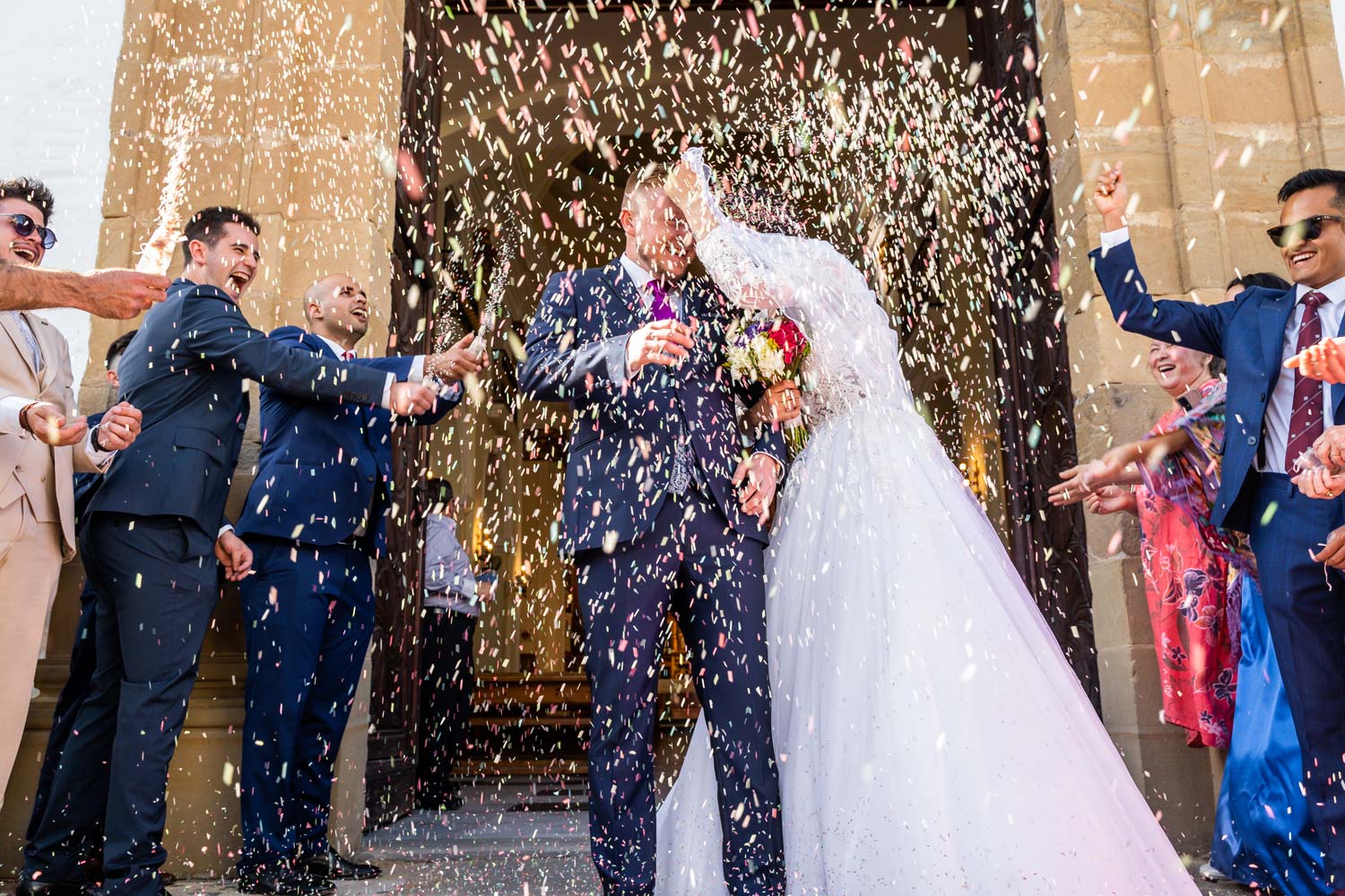 Invitados lanzan arroz a los novios a la salida de la ceremonia