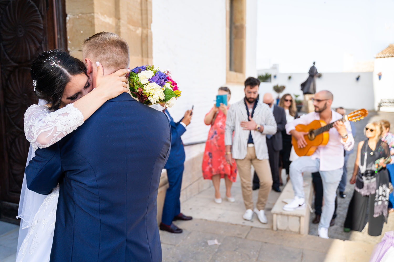 Cantante y guitarrista sorprenden a los novios en su boda