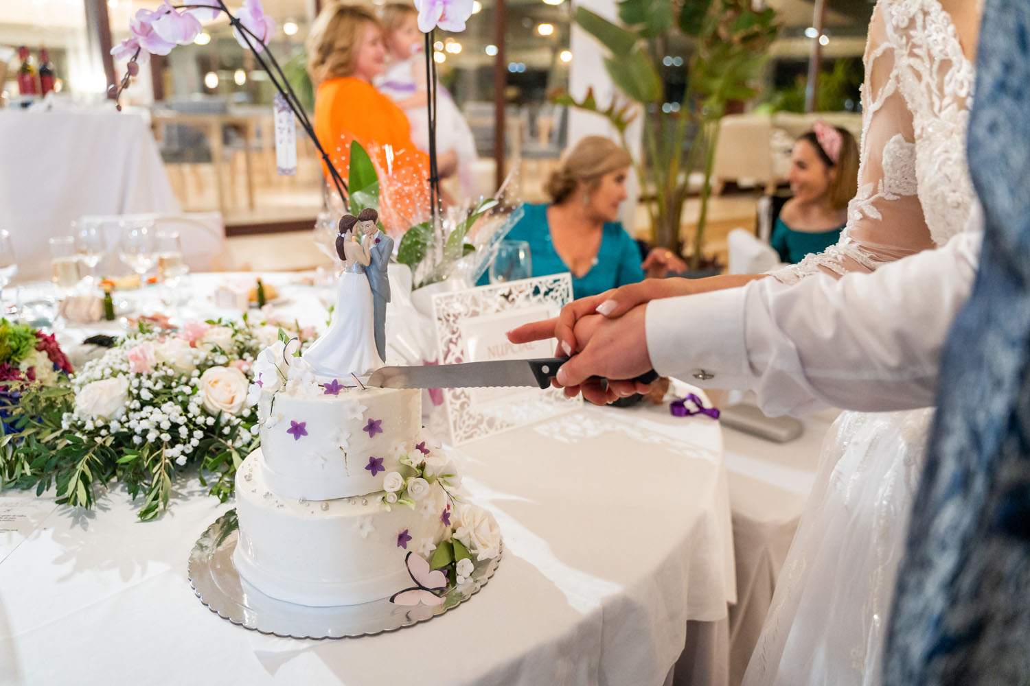 Corte de la tarta nupcial en una boda en el Hotel Guadalmina de San Pedro