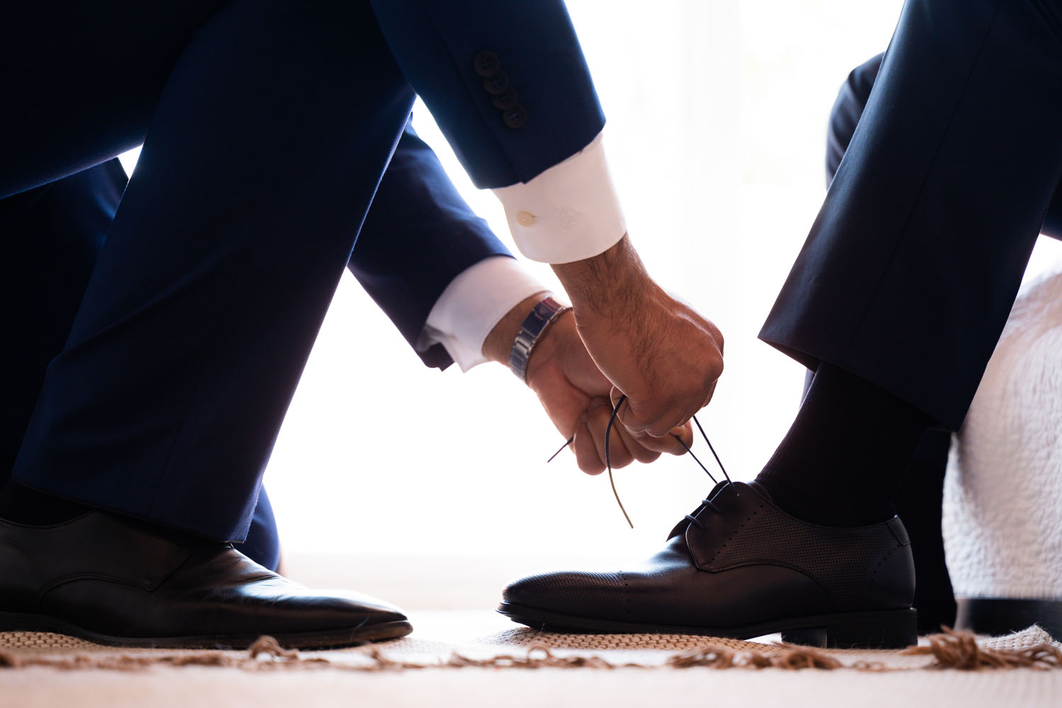 Ponen zapatos a novio en su boda en Málaga