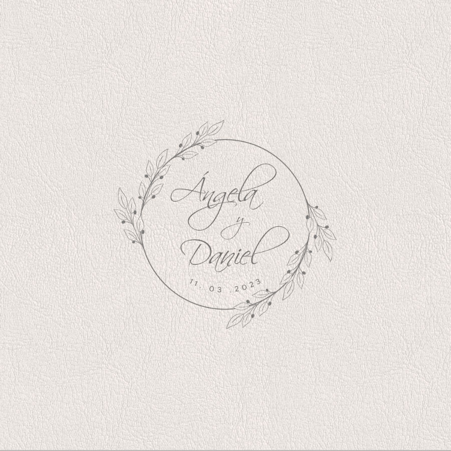 Porta de álbum de boda con un logo con nombres