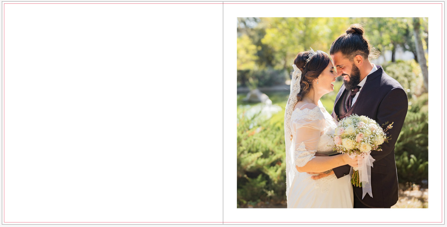 Foto en la primera página de un álbum de boda profesional