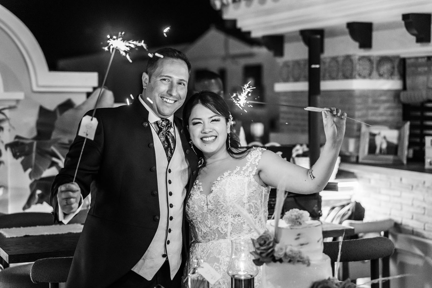Novios con bengalas de boda en Estepona