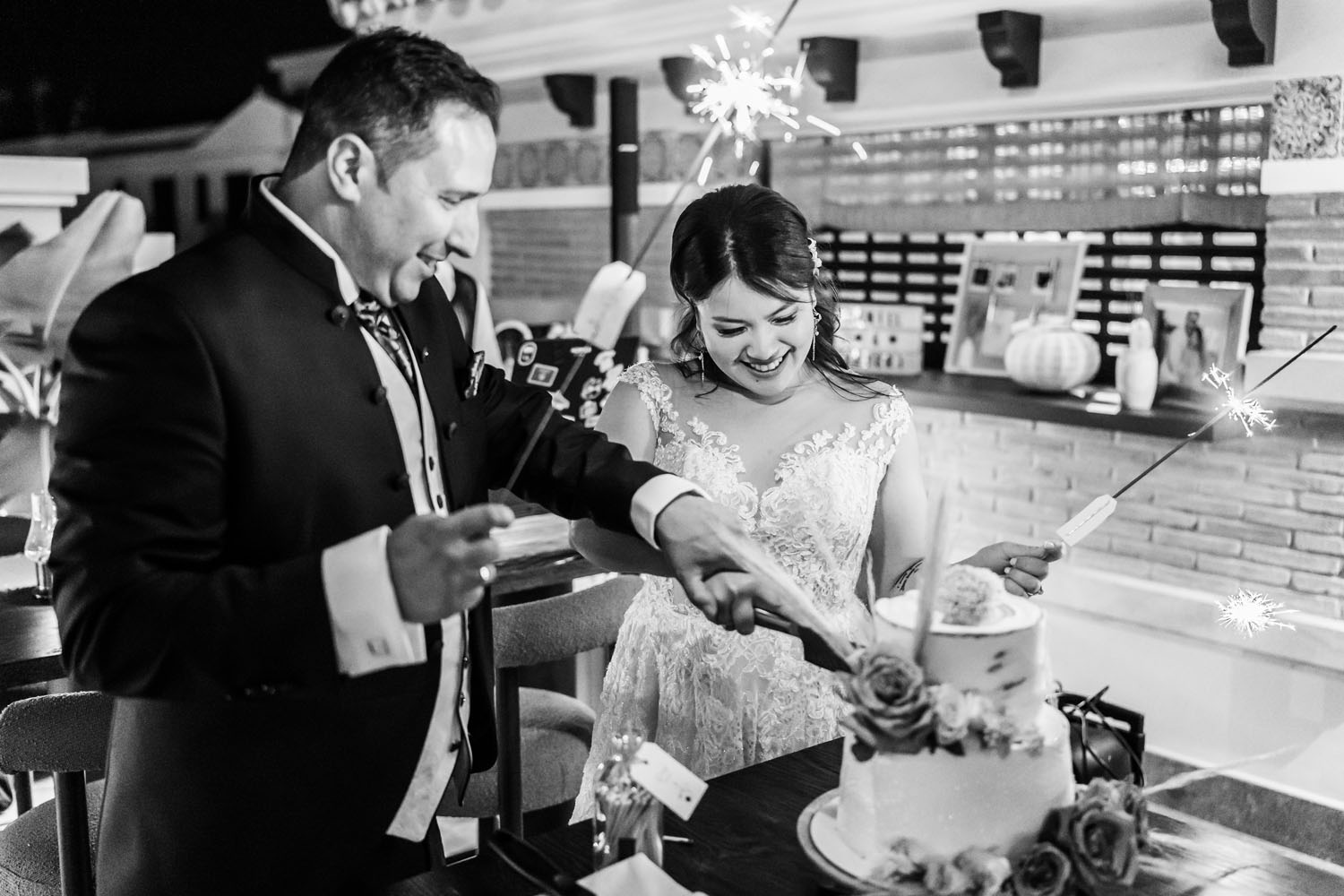 Novios cortan la tarta en una boda en el Hotel el Pilar de Estepona