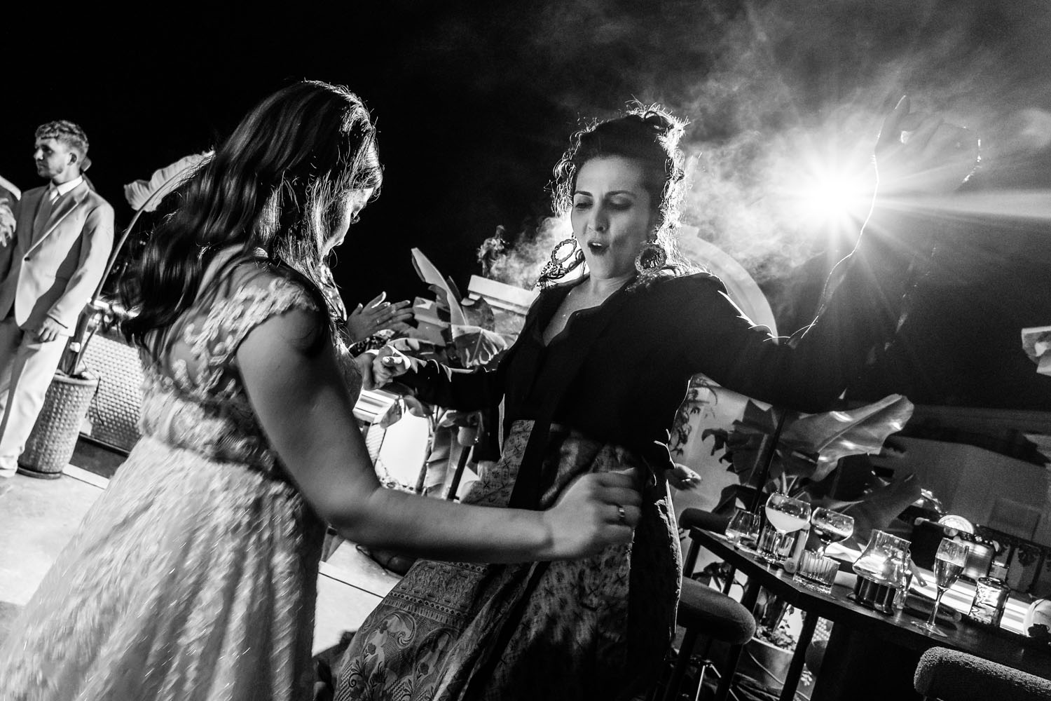 Invitada bailando durante la barra libre de una boda en el restaurante Makako, Estepona