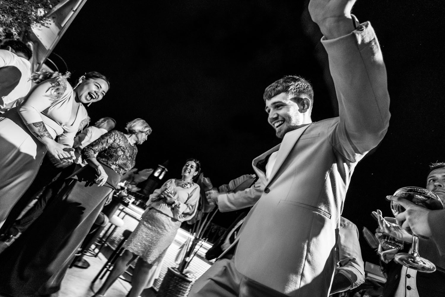 Invitados bailando en una fiesta de boda