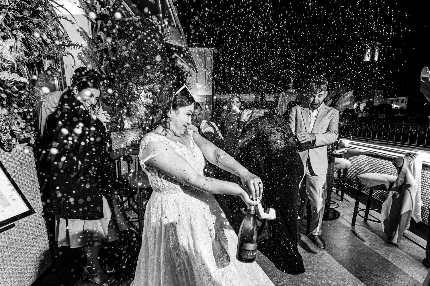 Novia abriendo una botella de cava
