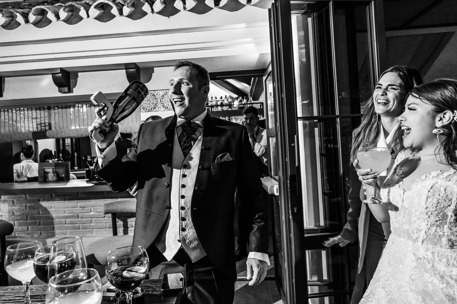 Novio con pistola de cava en su boda