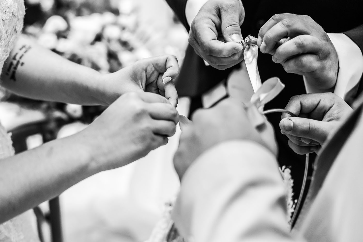 Novios cogen los anillos de boda, Estepona