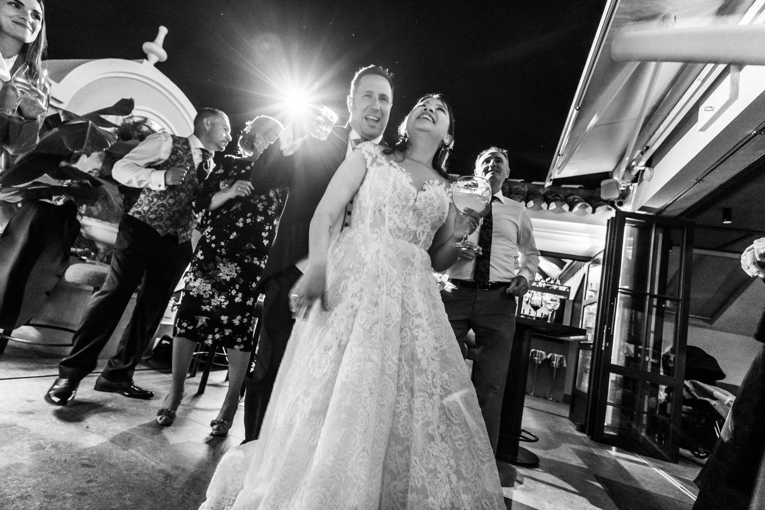 Novios bailando durante la barra libre de su boda en el Hotel el Pilar, Estepona