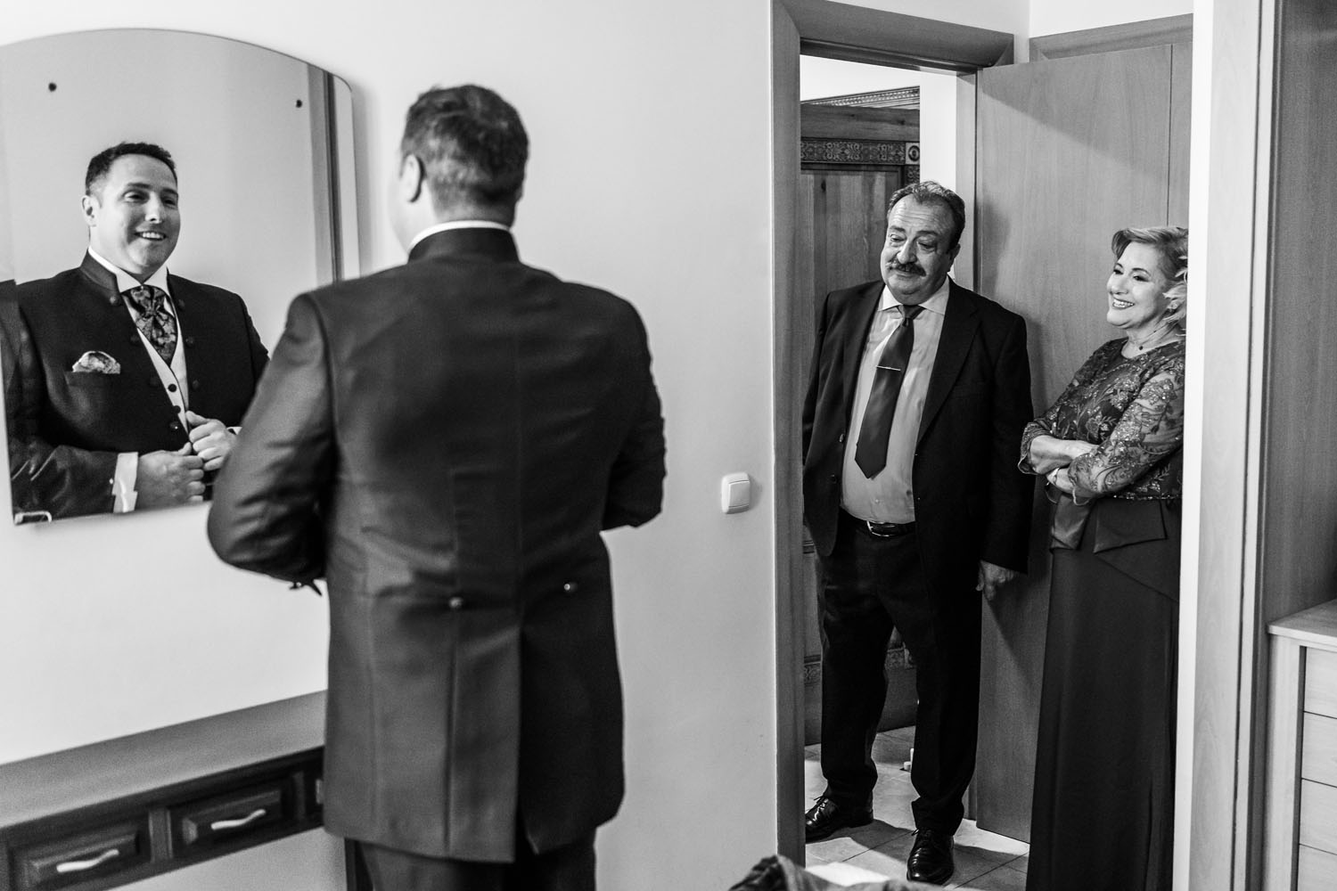 Padres del novio durante su preparación