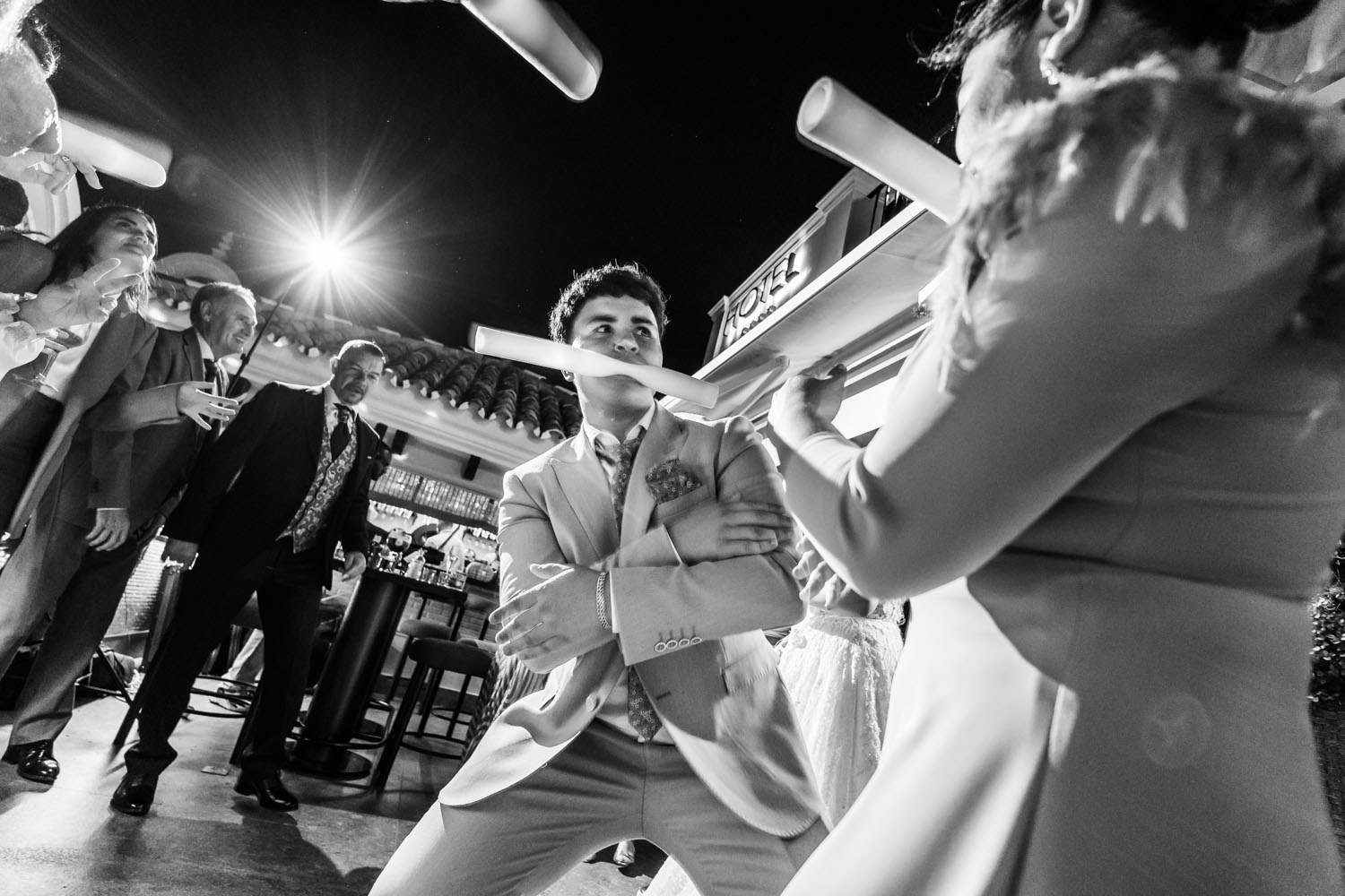 Invitados con palos de luz led en una boda