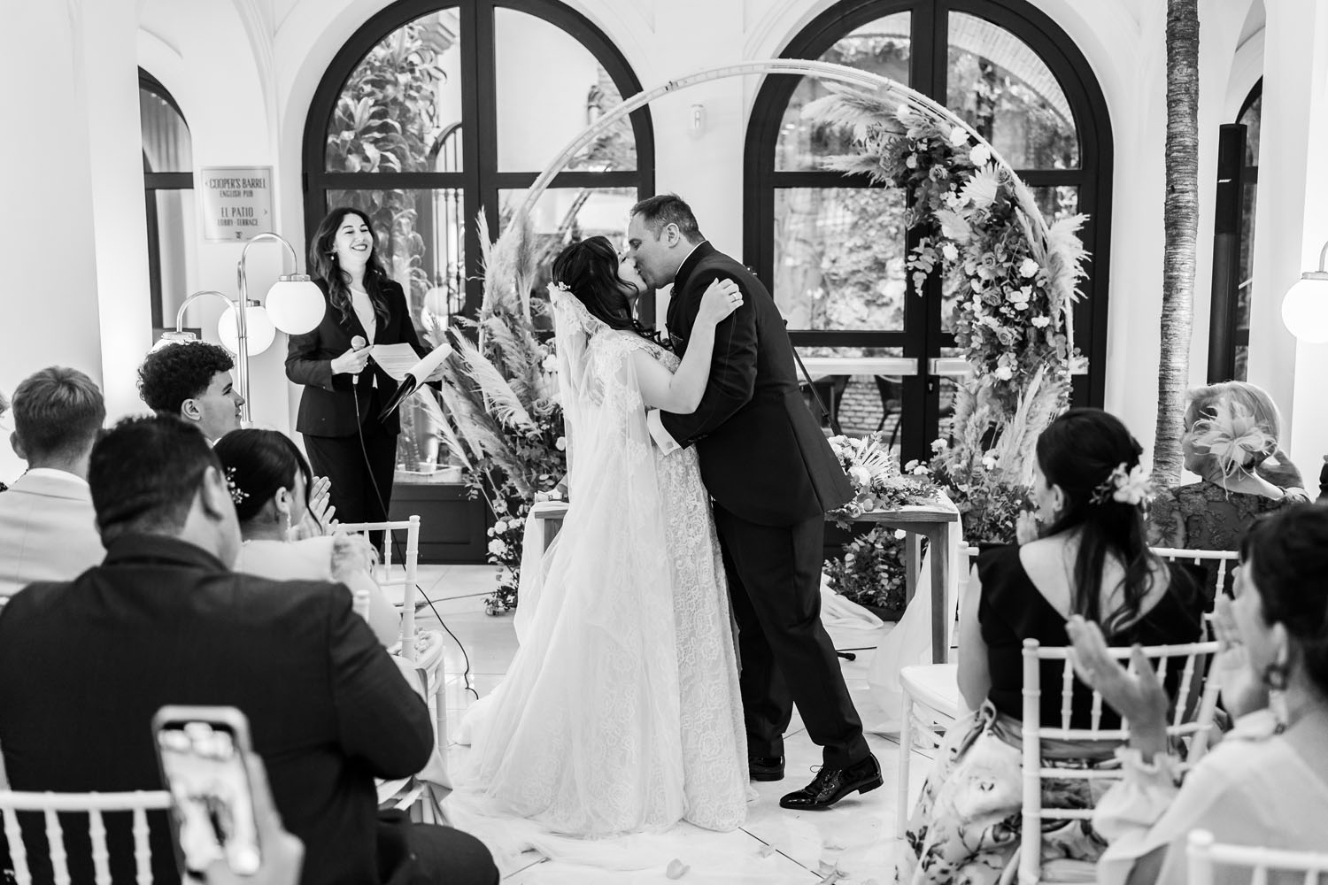 Primer beso de los novios en una boda en el Hotel Silken el Pilar