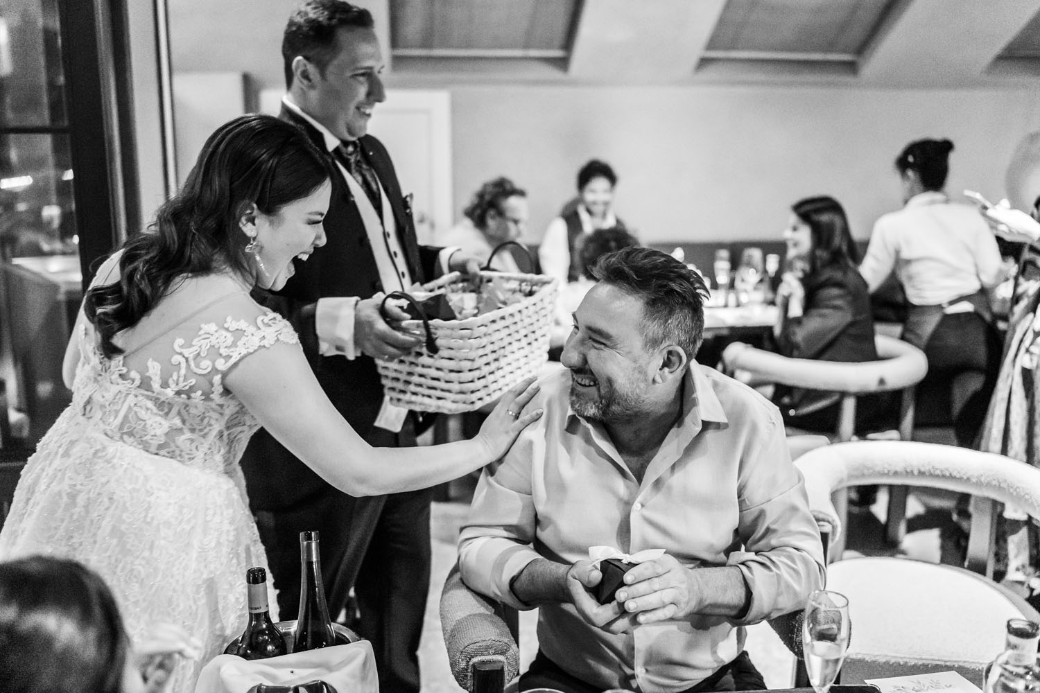 Novios repartiendo regalos de su boda en Estepona