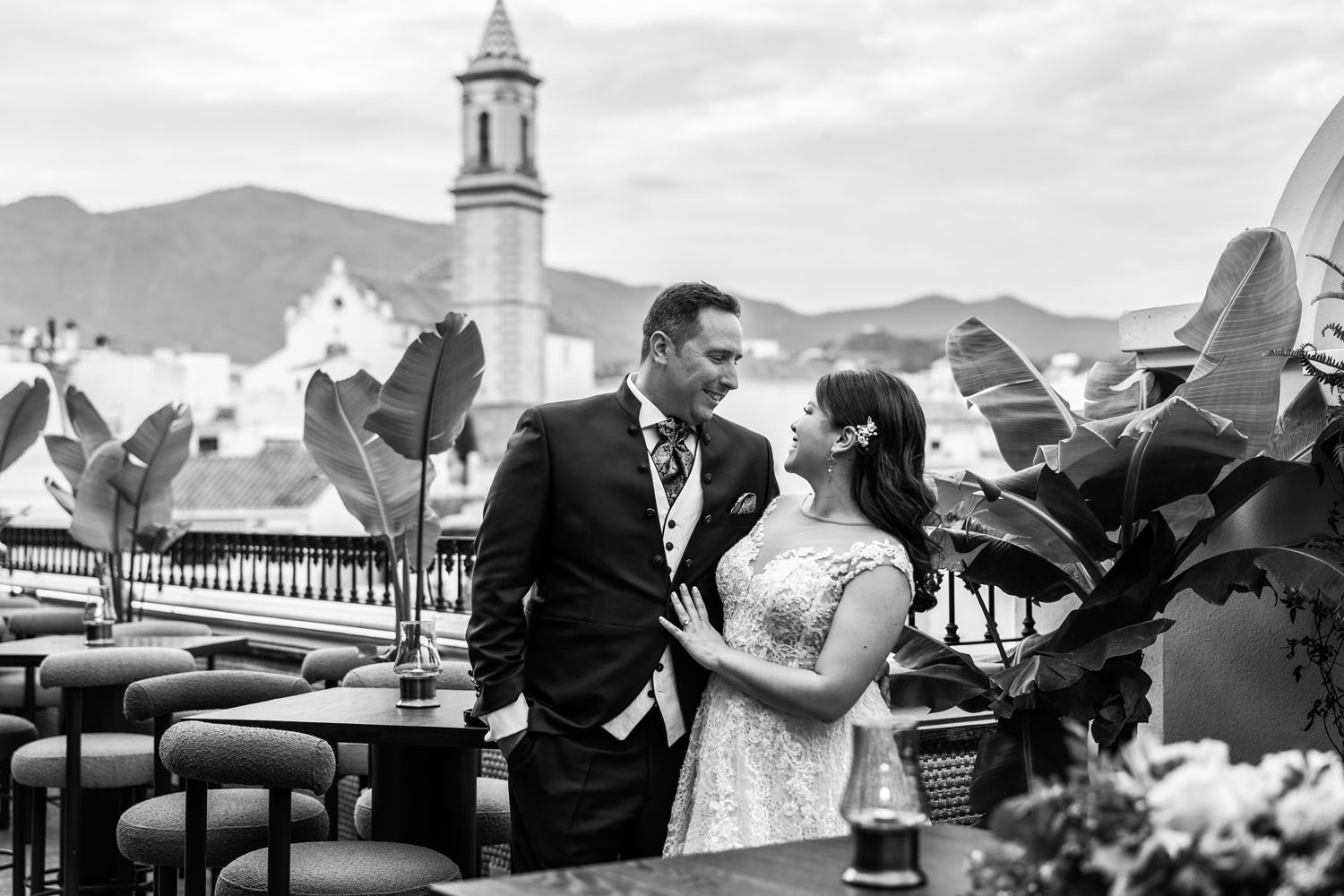Foto romántica de novios con las vistas del Hotel el Pilar de Estepona de fondo