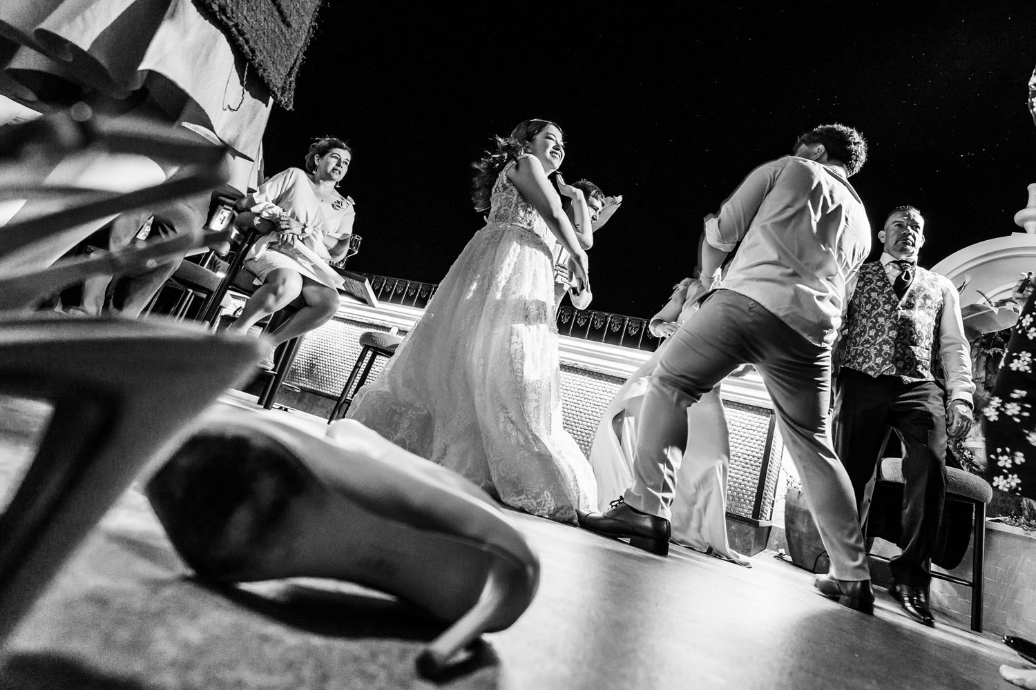 Zapatos de novia mientras baila en la fiesta de su boda en Estepona