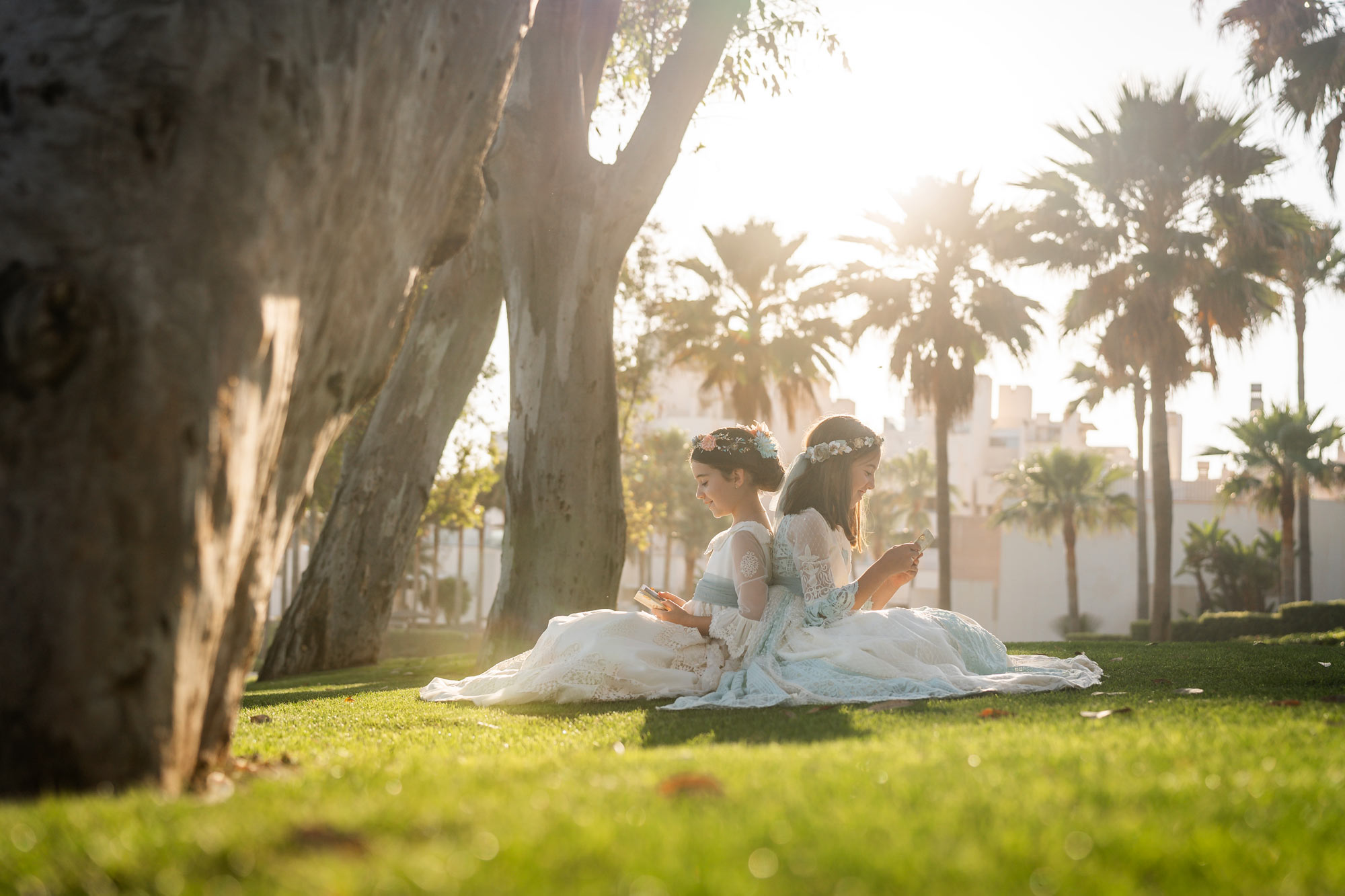 Niñas en sus fotos de comunión en exterior al atardecer