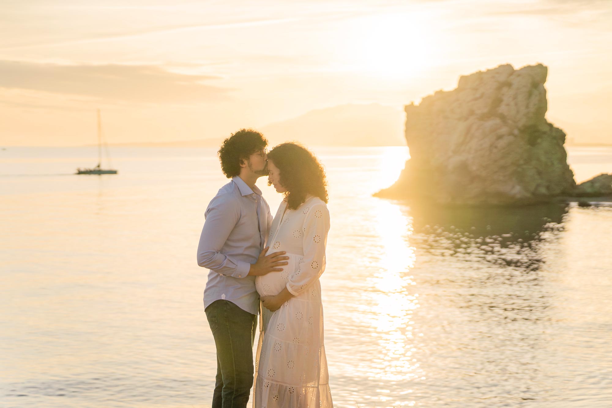 Fotos de embarazo en la playa Peñón del Cuervo de Málaga