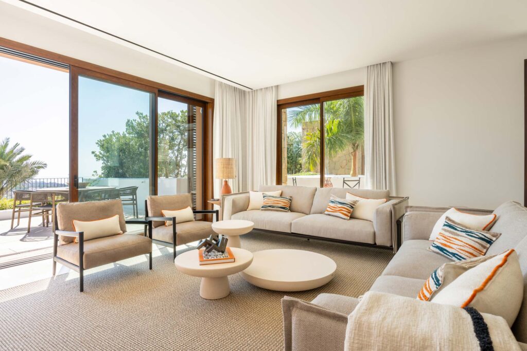 Fotos inmobiliarias de un salón con vistas al exterior